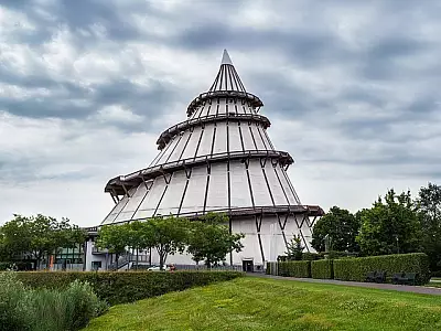 „Der Jahrtausendturm in Magdeburg: Ein imposantes Holzbauwerk im Elbauenpark, das Wissenschaft und Architektur spektakulär miteinander vereint.“