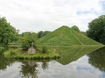 Die Wasserpyramide im Branitzer Park in Cottbus: Ein beeindruckendes Meisterwerk von Fürst Pückler, das Natur und Architektur harmonisch vereint.