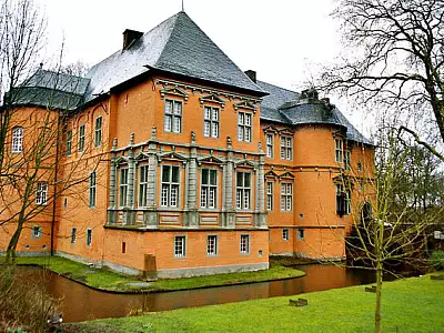 Schloss Rheydt in Mönchengladbach: Eine beeindruckende Renaissance-Wasserburg mit gut erhaltenen Fassaden, umgeben von malerischen Wassergräben und gepflegten Gärten. Schloss Rheydt in Mönchengladbach: Eine beeindruckende Renaissance-Wasserburg mit gut erhaltenen Fassaden, umgeben von malerischen Wassergräben und gepflegten Gärten.