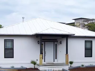 Ein modernes, energieeffizientes Haus – clevere Planung und nachhaltige Materialien zeigen, dass ein Eigenheim nicht teuer sein muss.