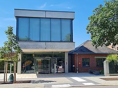 Der moderne Eingangsbereich des August Horch Museums in Zwickau – ein Tor zur faszinierenden Geschichte der deutschen Automobilindustrie und ein Muss für Technik- und Oldtimer-Fans.