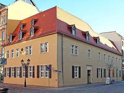 Das Robert-Schumann-Haus in Zwickau – das Geburtshaus des berühmten Komponisten und ein bedeutendes Museum der Romantik. Hier erleben Besucher eine eindrucksvolle Reise in die Welt Schumanns, umgeben von historischen Exponaten und musikalischer Trad Das Robert-Schumann-Haus in Zwickau – das Geburtshaus des berühmten Komponisten und ein bedeutendes Museum der Romantik. Hier erleben Besucher eine eindrucksvolle Reise in die Welt Schumanns, umgeben von historischen Exponaten und musikalischer Trad