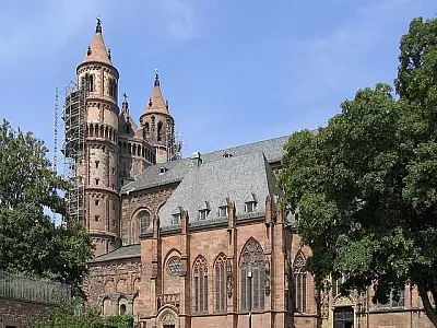 „Seitenansicht des Wormser Doms, einem der bedeutendsten romanischen Bauwerke Deutschlands. Die imposante Architektur spiegelt die Geschichte und den kulturellen Reichtum der Region wider.“ „Seitenansicht des Wormser Doms, einem der bedeutendsten romanischen Bauwerke Deutschlands. Die imposante Architektur spiegelt die Geschichte und den kulturellen Reichtum der Region wider.“