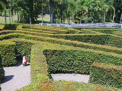 Ein Labyrinth aus Hecken, das symbolisch die oft undurchsichtige Welt der Baufinanzierung darstellt: Mit den richtigen Informationen finden Sie den Weg aus dem Dickicht der Mythen und Halbwahrheiten. Ein Labyrinth aus Hecken, das symbolisch die oft undurchsichtige Welt der Baufinanzierung darstellt: Mit den richtigen Informationen finden Sie den Weg aus dem Dickicht der Mythen und Halbwahrheiten.