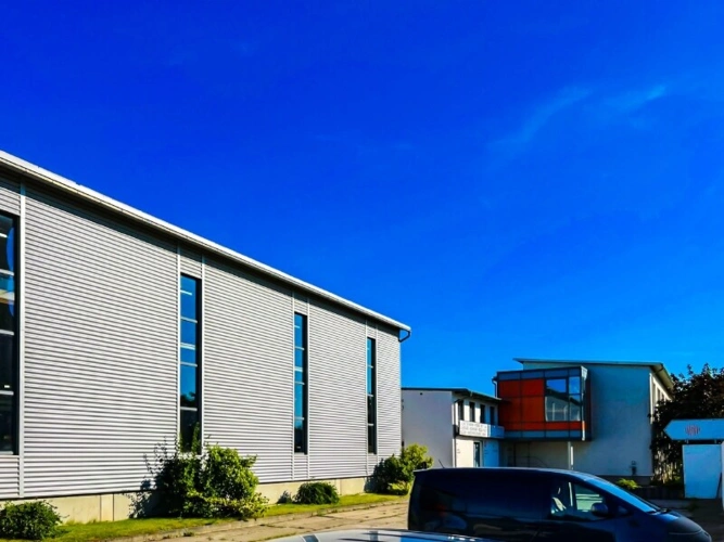 Montagehalle und Bürotrakt