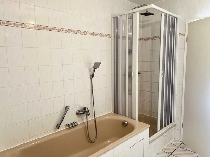 Bad mit Wanne und Dusche