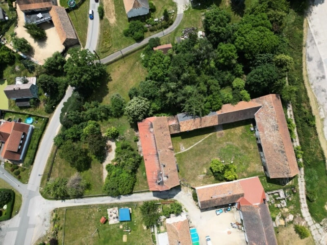 Dreiseithof mit Garten