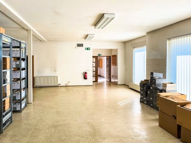 Links zu den Sozialräumen, rechts zum Ausgang