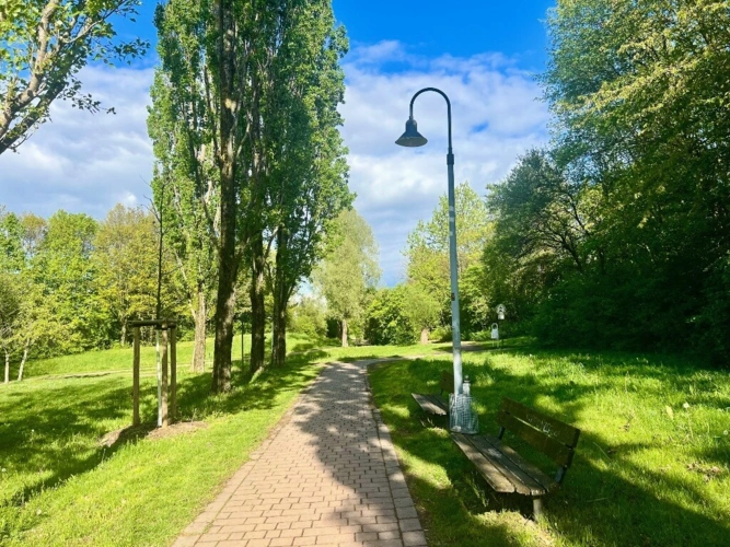 angrenzender Park