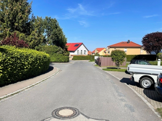 Blick in die ruhige Straße