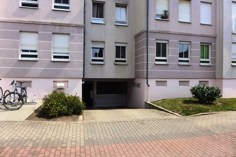 8726-kurz#Einfahrt Tiefgarage