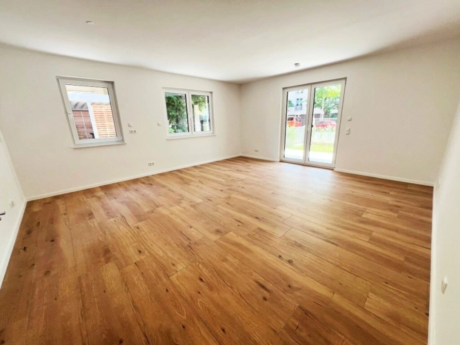 großes Wohnzimmer mit offener Küche und Terrasse