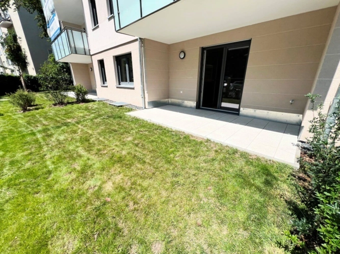 große Terrasse und Gartenanteil