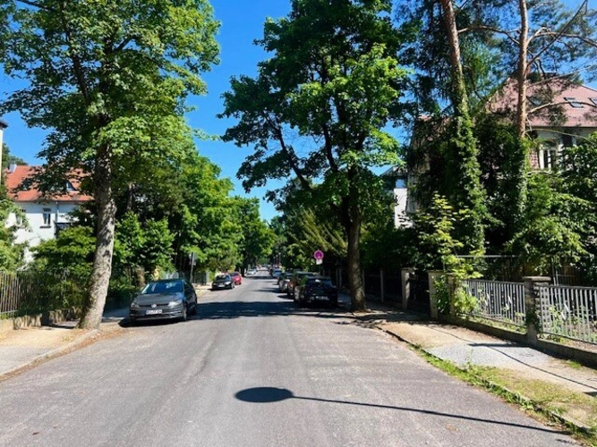 Blick in die ruhige Straße
