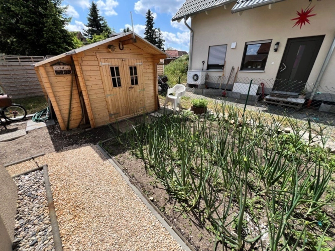 kleiner Nutzgarten mit Gartenhaus