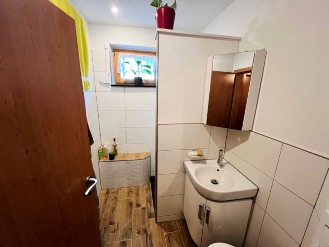 Bad im EG mit bodengleicher Dusche, Fenster und WC