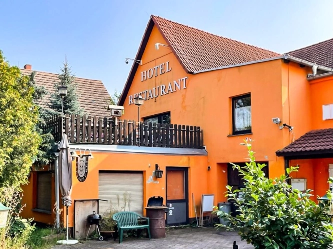 Ladengeschäft und Eingang Restaurant