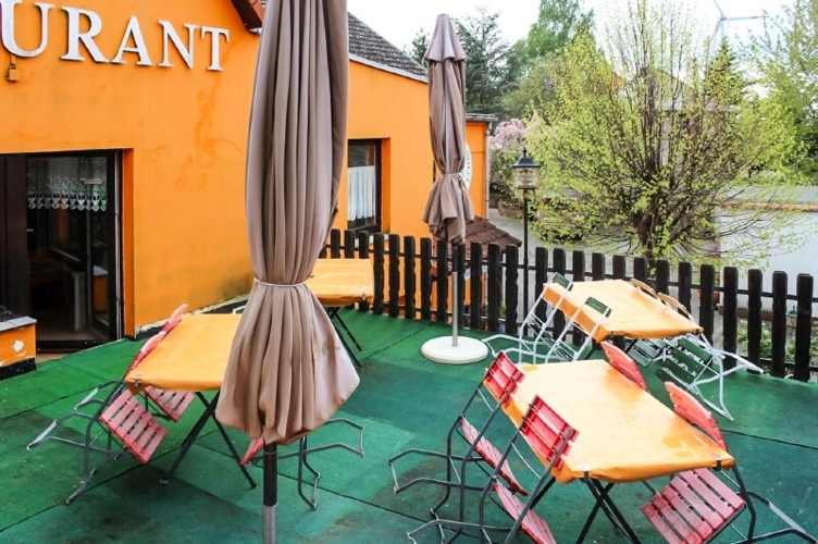 Terrasse mit Zugang zum Restaurant