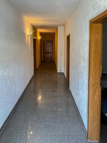 Zugang zu den Büros im Flachbau auf West