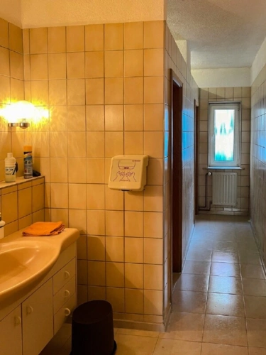 Toiletten im Flachbau auf West