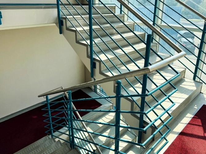 Treppe in der Logistikhalle