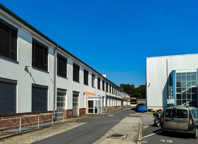 Links Büro und Gewerbe, rechts Logistik