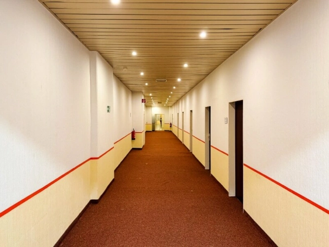 Flur Bürotrakt (1)