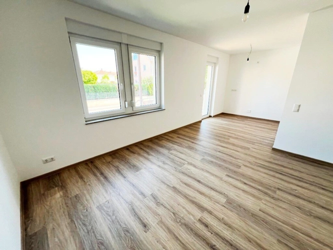 Küche mit Zugang zum Balkon und Garten