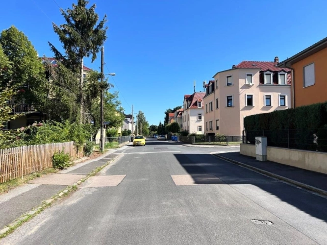 Blick in die ruhige Straße