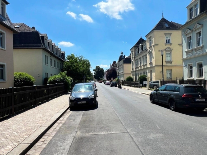 Blick in die ruhige Straße