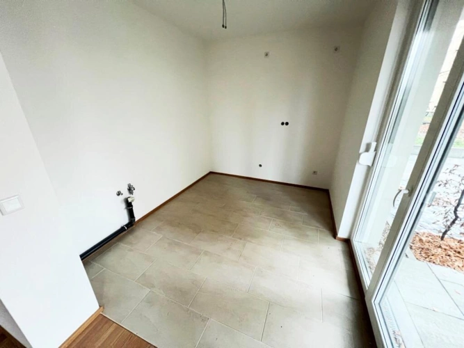 Küche (auch mit Tür vom Wohnraum abtrennbar)