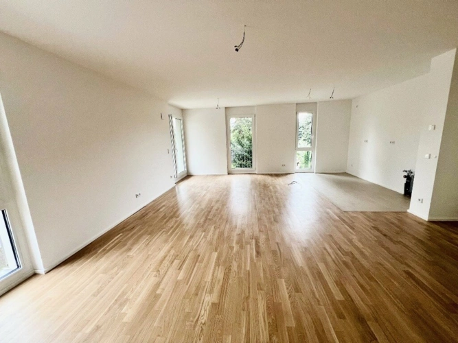 Blick ins Wohnzimmer mit offener Küche