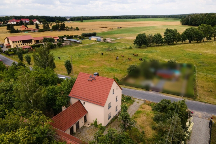 Hauptgebäude mit Blick in die Landschaft