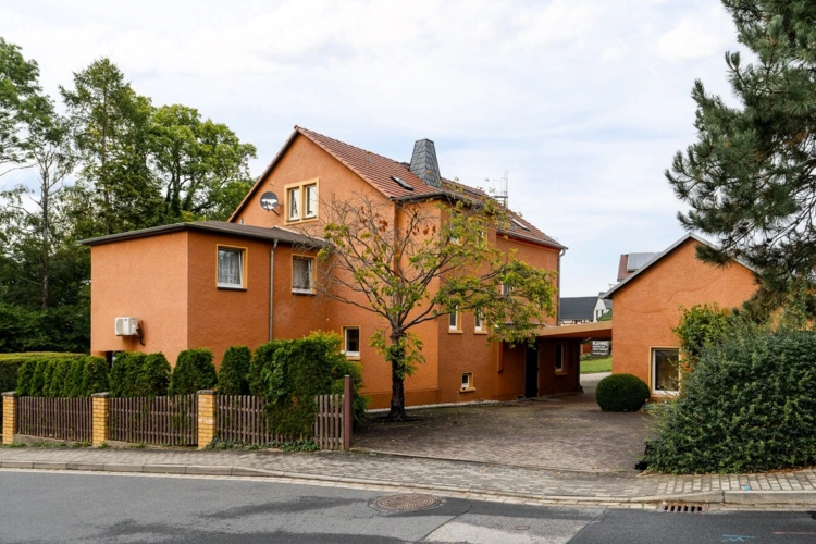 Rückansicht_mit Zufahrt