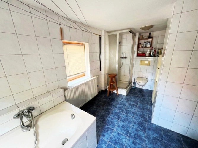 Tageslichtbad mit Dusche und Wanne