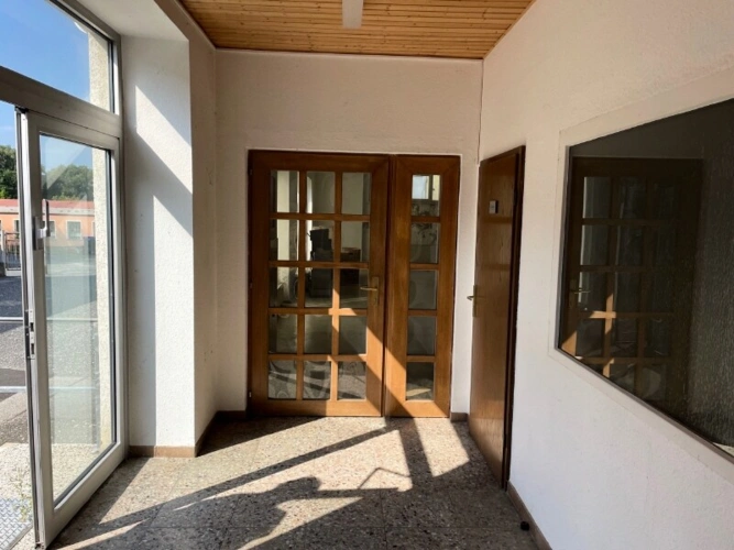 vom linken Hauseingang zum Saal West
