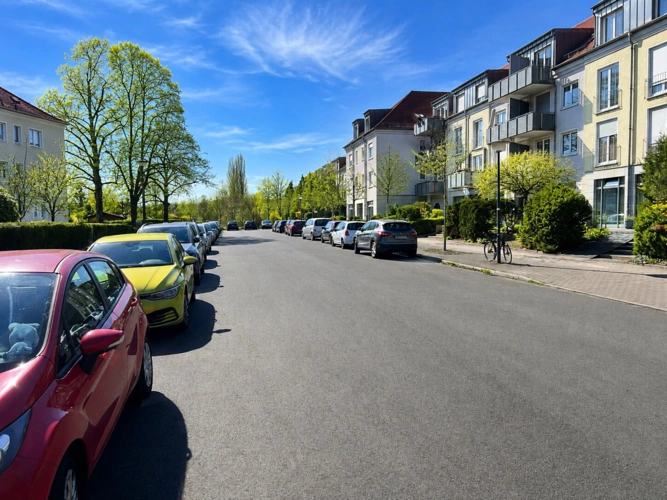 Blick in die ruhige Straße