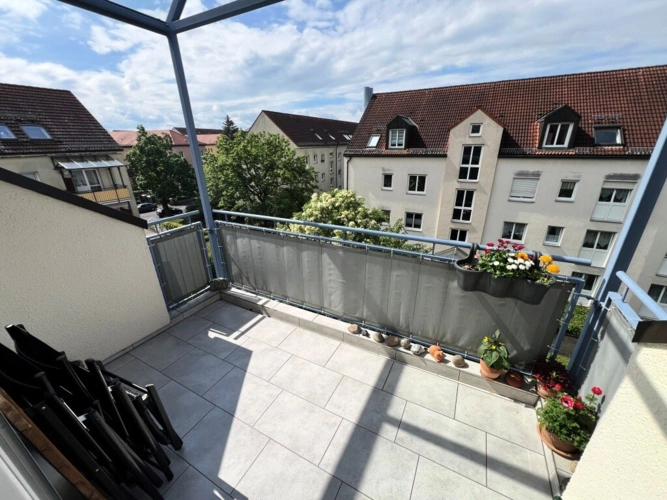 großer, überdachter Südbalkon mit elektr. Markise