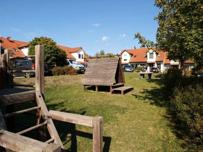mit Kinderspielplatz im Hof