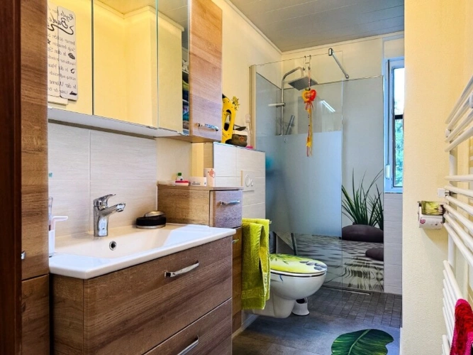 Bad mit Dusche, Fenster und WC