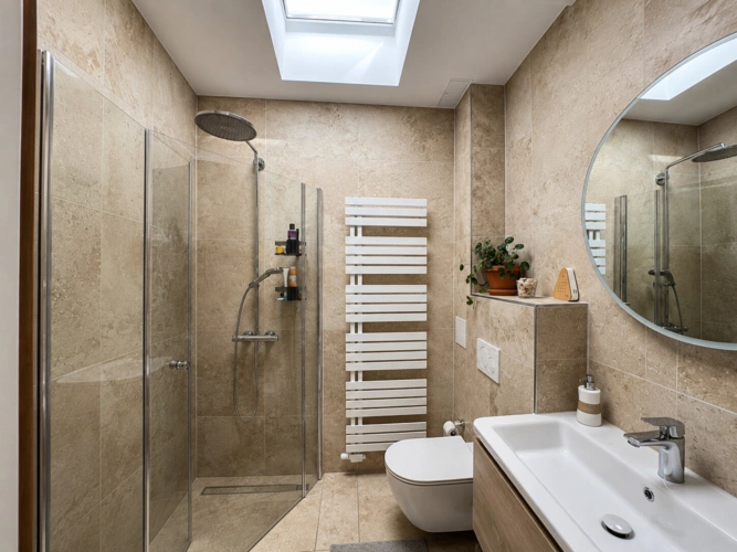 Badezimmer mit Oberlicht im OG