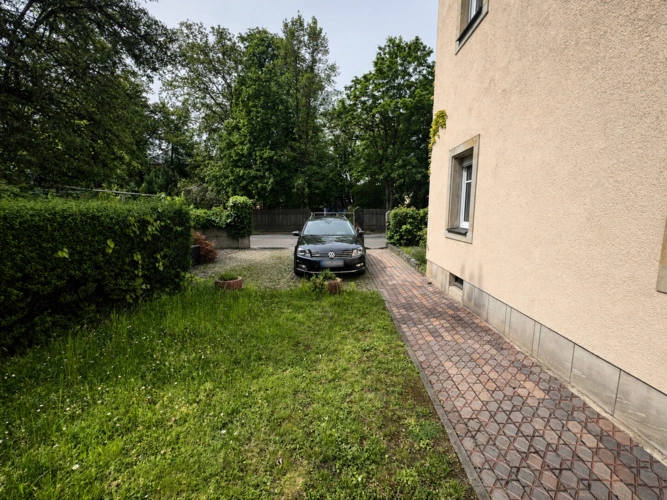 zwei Pkw-Stellplätze