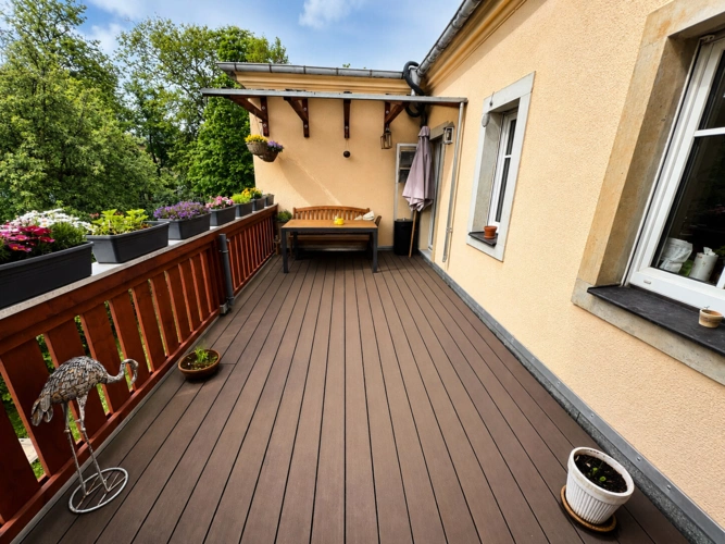 mit großem Balkon