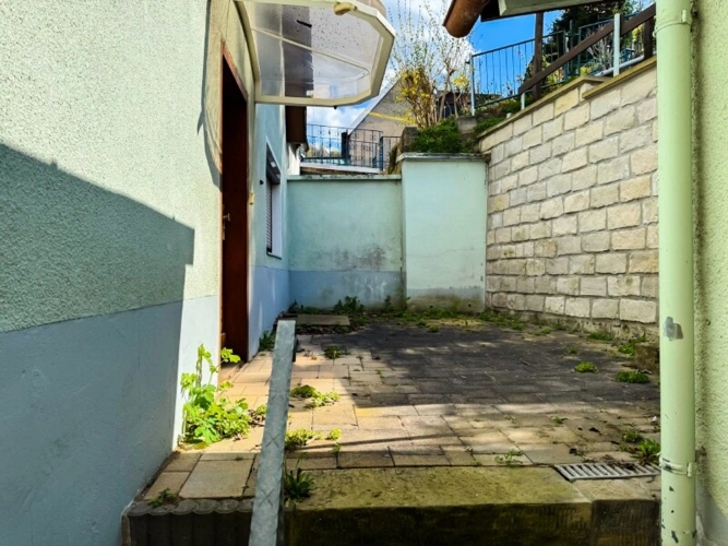 Außen zu Haustür und Terrasse OG