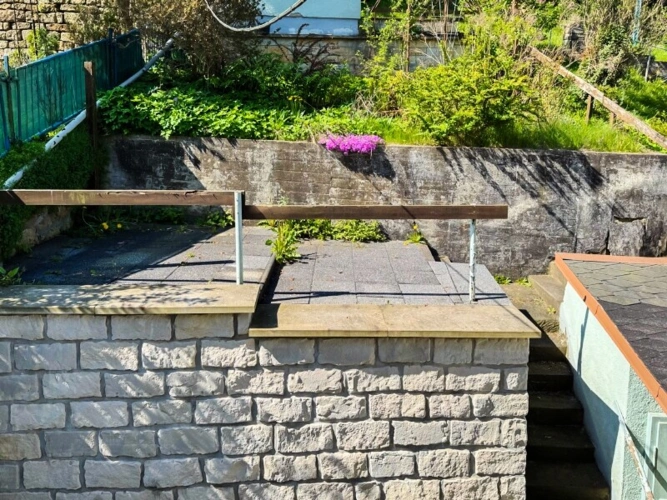 Blick vom DG auf Terrasse zwischen OG & Gartenhaus