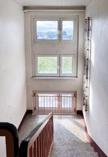 Blick von der Wohnungstür in den Hausflur