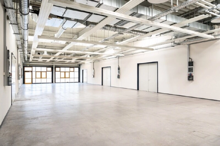 kleine Halle mit ESD-Böden
