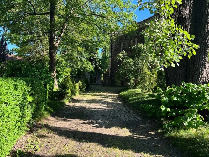 Zufahrt zum Ostflügel (1)
