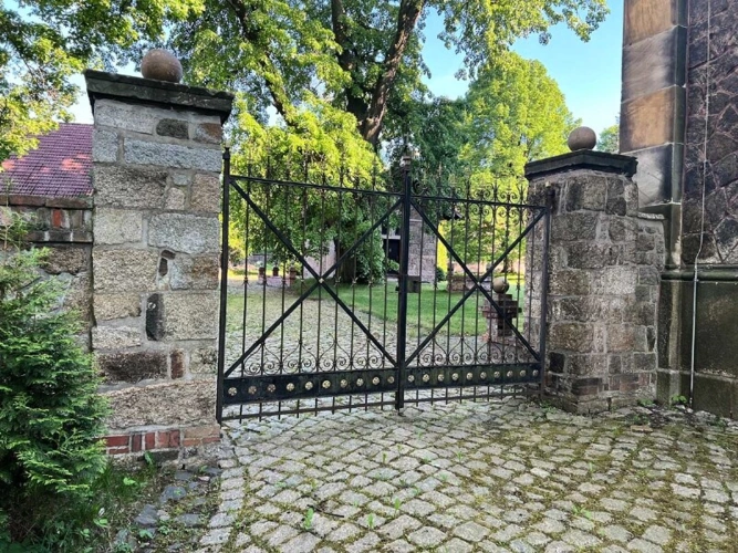 Zufahrt zum Ostflügel (2)