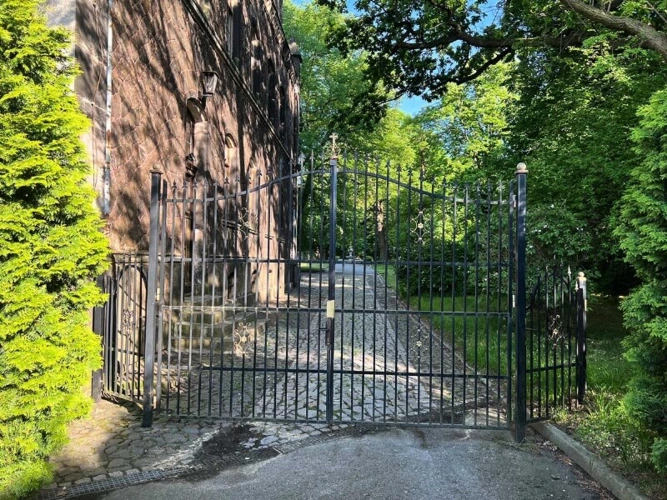 Zufahrt Westflügel+Villa (2)